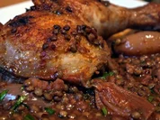 Hähnchenkeulen mit Puy-Linsen - Rezept