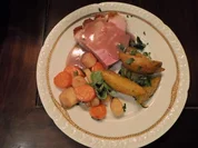 Krosser Schinken mit Kartoffeln am buttergeschwenkten Wurzelgemüse und Kresse - Rezept