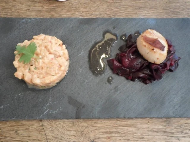 Rezept: Lachstatar und Jakobsmuschel auf Rote Bete-Carpaccio Lachstatar und Jakobsmuschel auf Rote Bete-Carpaccio - Rezept