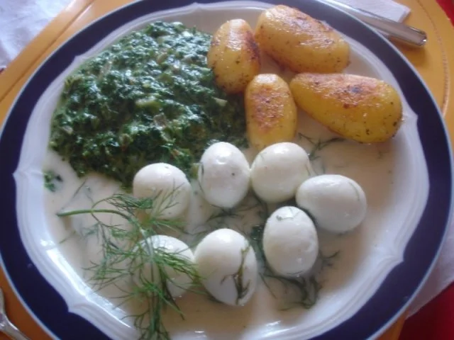 Wachteleier*) in Dillsauce mit herzhaften Rahm-Spinat und würzigen Drillingen - Rezept