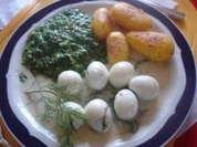 Wachteleier*) in Dillsauce mit herzhaften Rahm-Spinat und würzigen Drillingen - Rezept