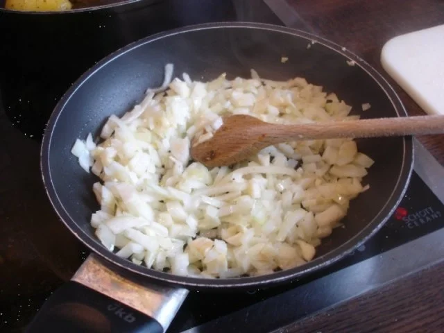 Wachteleier*) in Dillsauce mit herzhaften Rahm-Spinat und würzigen Drillingen - Rezept - Bild Nr. 7