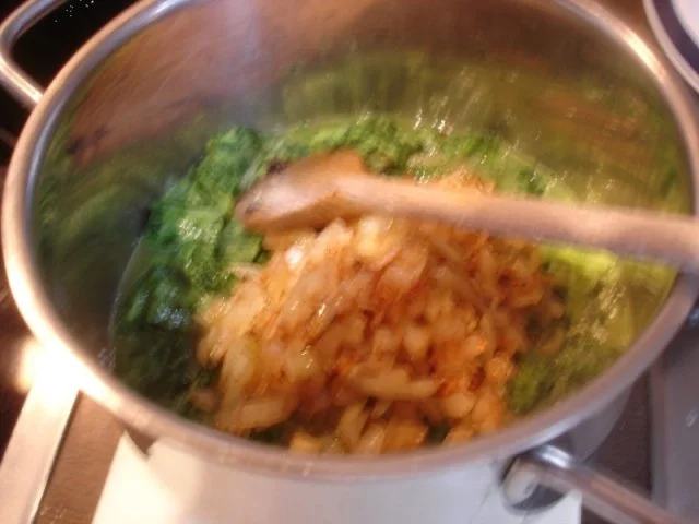 Wachteleier*) in Dillsauce mit herzhaften Rahm-Spinat und würzigen Drillingen - Rezept - Bild Nr. 9