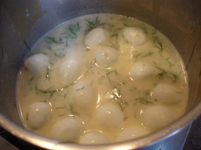 Wachteleier*) in Dillsauce mit herzhaften Rahm-Spinat und würzigen Drillingen - Rezept - Bild Nr. 5