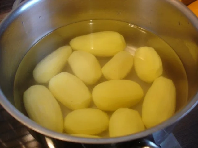 Wachteleier*) in Dillsauce mit herzhaften Rahm-Spinat und würzigen Drillingen - Rezept - Bild Nr. 11