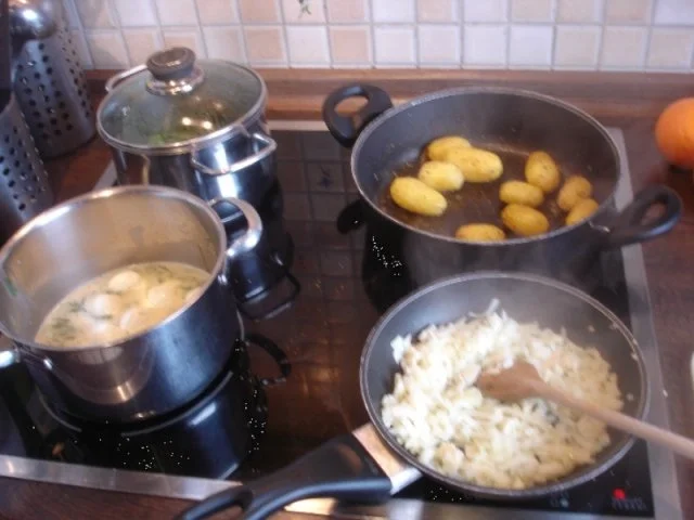 Wachteleier*) in Dillsauce mit herzhaften Rahm-Spinat und würzigen Drillingen - Rezept - Bild Nr. 8