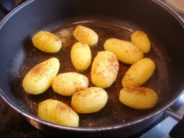 Wachteleier*) in Dillsauce mit herzhaften Rahm-Spinat und würzigen Drillingen - Rezept - Bild Nr. 12