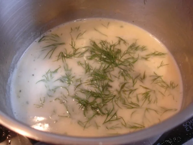 Wachteleier*) in Dillsauce mit herzhaften Rahm-Spinat und würzigen Drillingen - Rezept - Bild Nr. 4