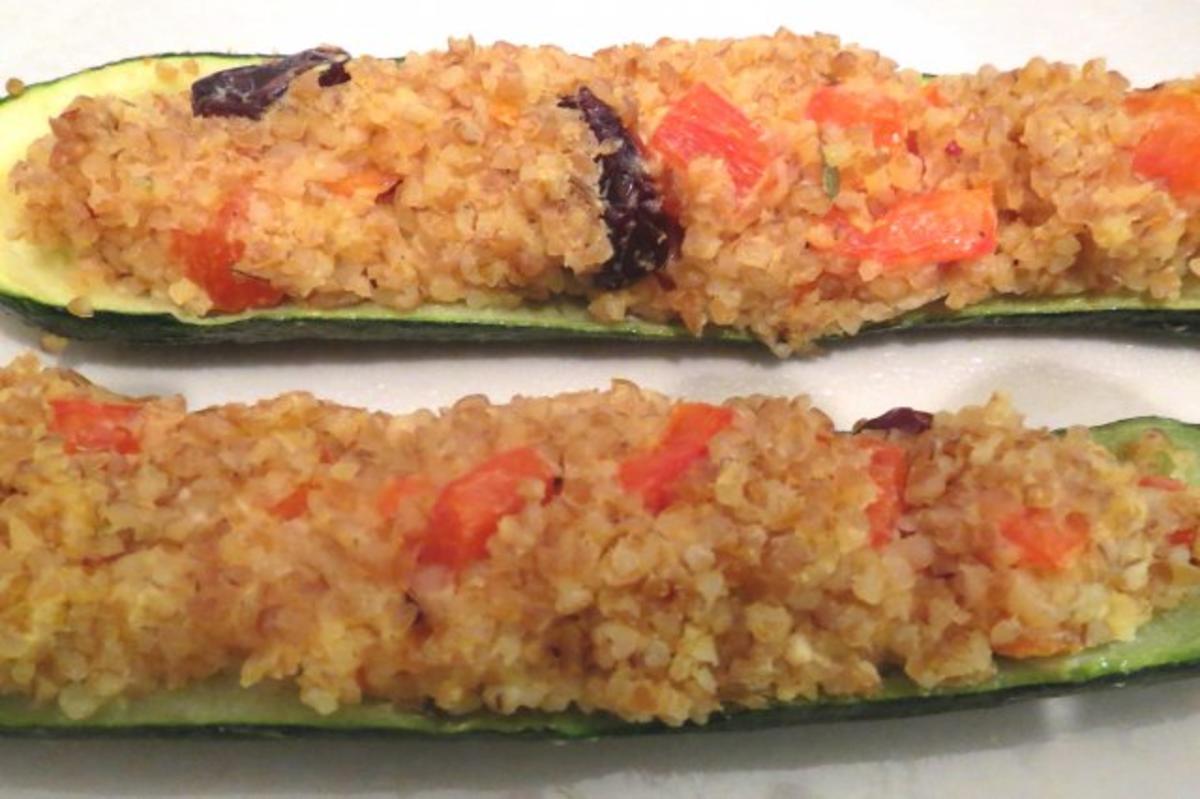 Bilder für Kochen: Gefüllte Zucchini mit Bulgur und Ziegenkäse - Rezept