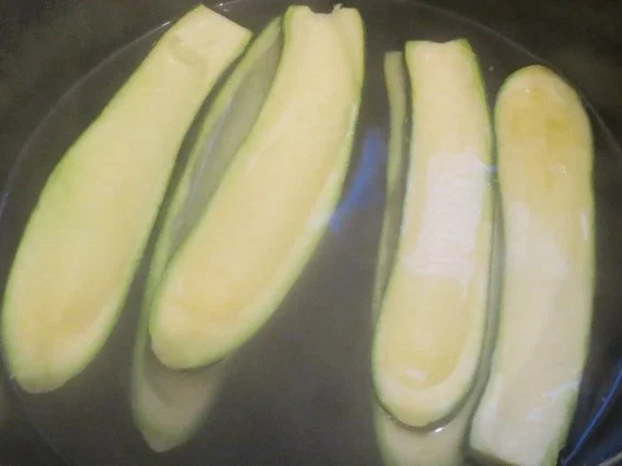 Rezept: Kochen: Gefüllte Zucchini mit Bulgur und Ziegenkäse Bild Nr. 3 Kochen: Gefüllte Zucchini mit Bulgur und Ziegenkäse - Rezept - Bild Nr. 3