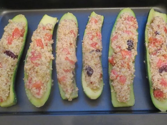Rezept: Kochen: Gefüllte Zucchini mit Bulgur und Ziegenkäse Bild Nr. 4 Kochen: Gefüllte Zucchini mit Bulgur und Ziegenkäse - Rezept - Bild Nr. 4