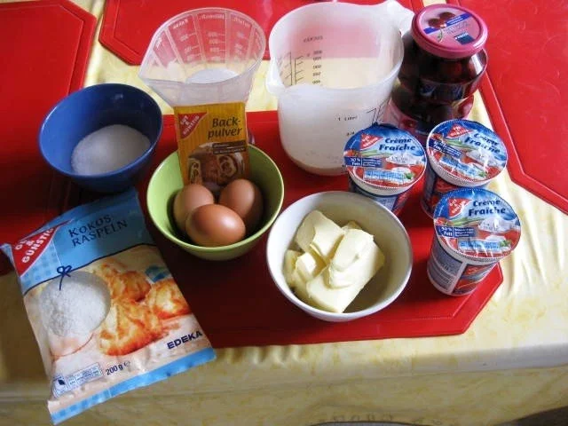 Kirsch - Kokos - Kuchen mit Creme Fraiche - Rezept - Bild Nr. 2