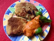 Auberginenschnitzel mit Bratpaprika und einer Dattel Paprika Sauce - Rezept