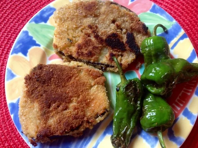 Auberginenschnitzel mit Bratpaprika und einer Dattel Paprika Sauce - Rezept - Bild Nr. 2