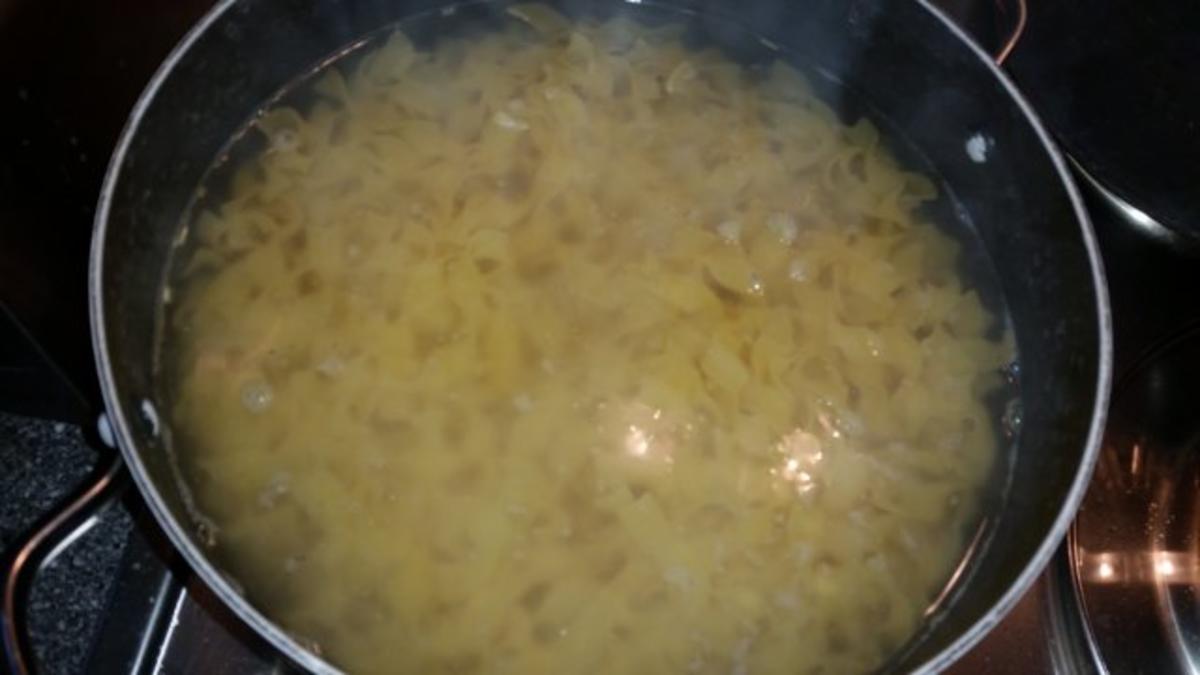 Nudeln u. Pasta: Bandnudeln tummeln sich in einer Pfifferling - Rosmarin - Sahne - Soße - Rezept - Bild Nr. 5