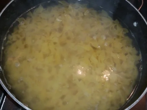 Rezept: Nudeln u. Pasta: Bandnudeln tummeln sich in einer Pfifferling - Rosmarin - Sahne - Soße Bild Nr. 5 Nudeln u. Pasta: Bandnudeln tummeln sich in einer Pfifferling - Rosmarin - Sahne - Soße - Rezept - Bild Nr. 5