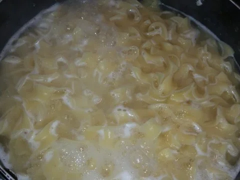 Rezept: Nudeln u. Pasta: Bandnudeln tummeln sich in einer Pfifferling - Rosmarin - Sahne - Soße Bild Nr. 8 Nudeln u. Pasta: Bandnudeln tummeln sich in einer Pfifferling - Rosmarin - Sahne - Soße - Rezept - Bild Nr. 8