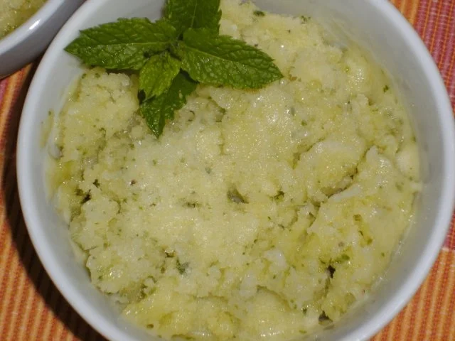 Rezept: Ananassorbet mit Banane und Basilikum Ananassorbet mit Banane und Basilikum - Rezept