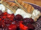 Kokoswaffeln mit marinierten Erdbeeren und Sahne - Rezept