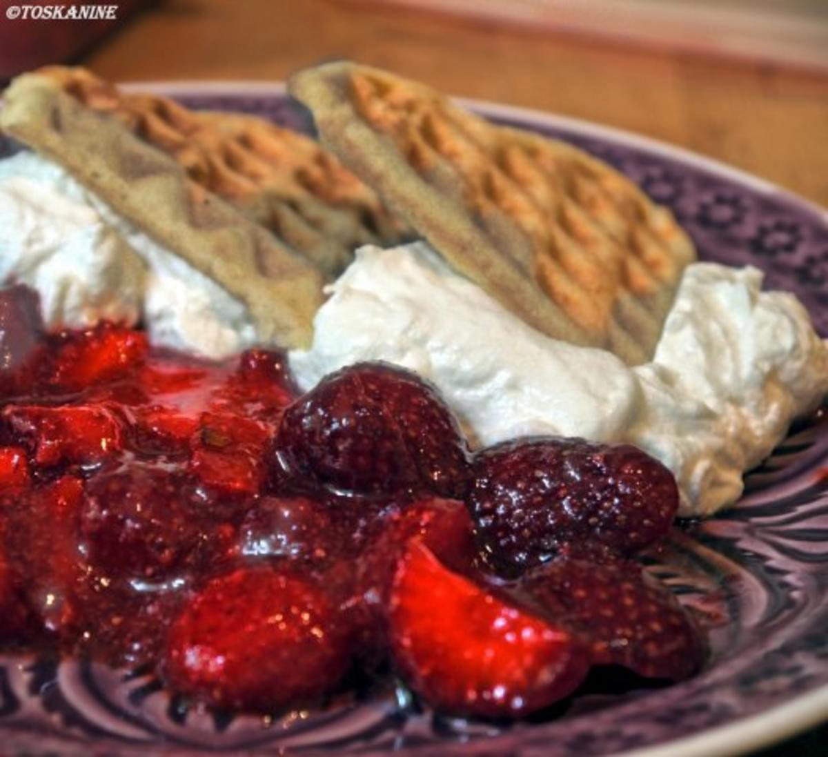 Kokoswaffeln mit marinierten Erdbeeren und Sahne - Rezept - kochbar.de