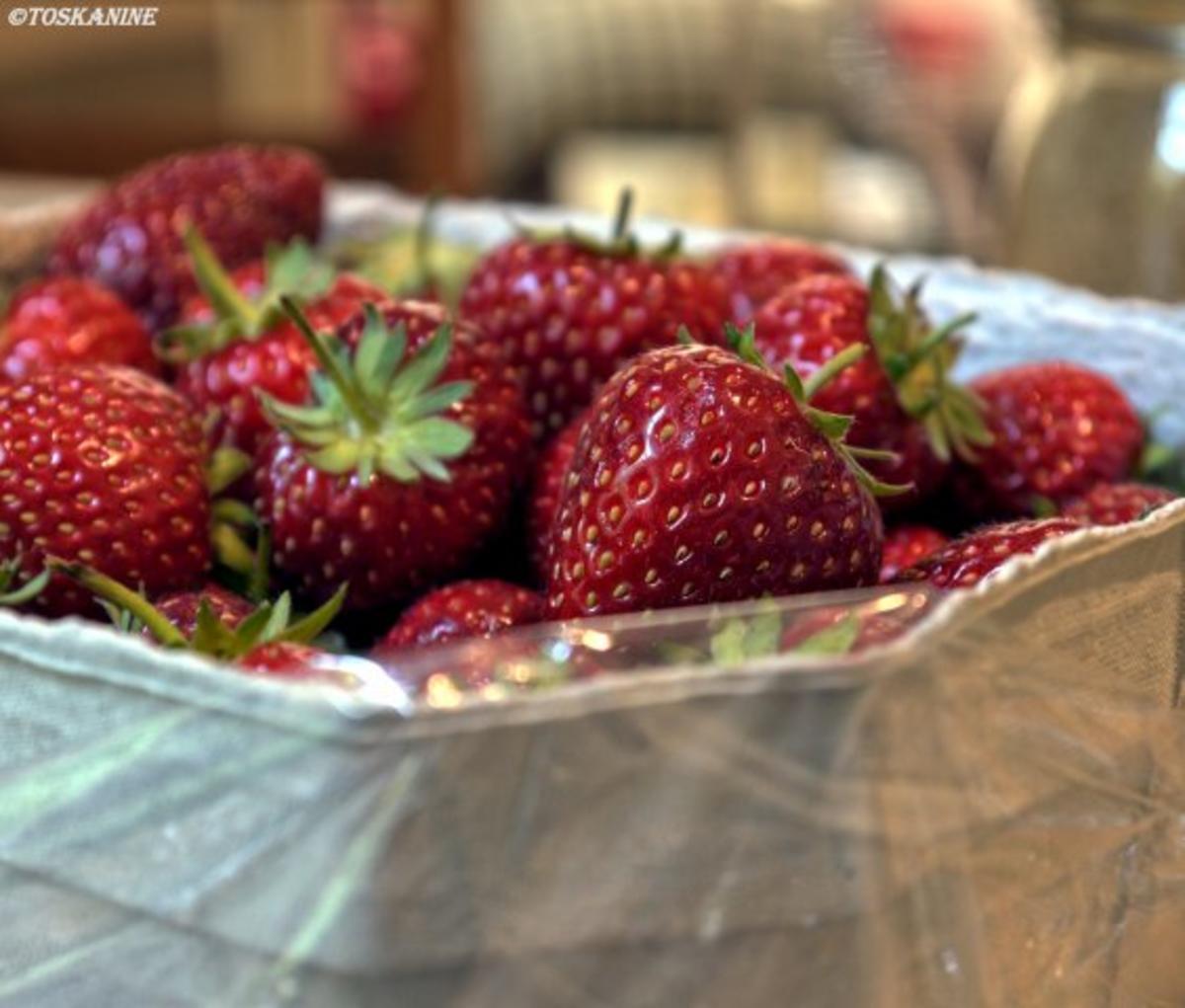 Kokoswaffeln mit marinierten Erdbeeren und Sahne - Rezept - Bild Nr. 2