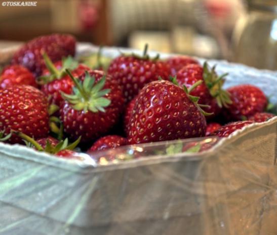 Kokoswaffeln mit marinierten Erdbeeren und Sahne - Rezept - kochbar.de