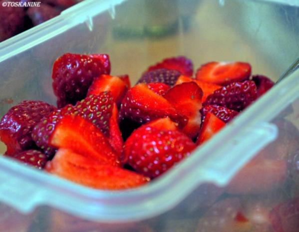 Kokoswaffeln mit marinierten Erdbeeren und Sahne - Rezept - kochbar.de