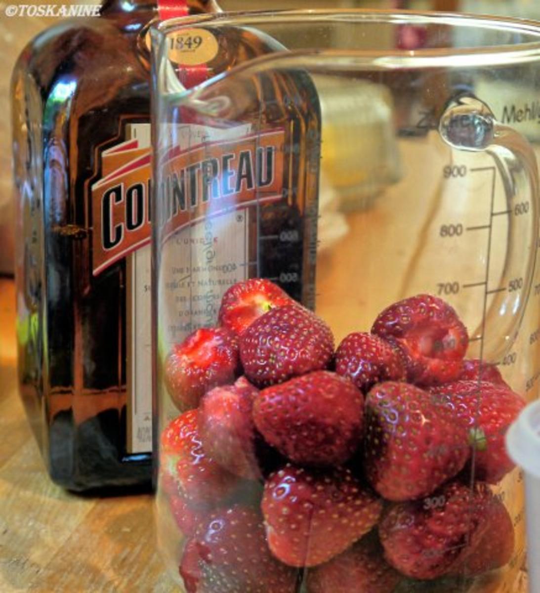 Kokoswaffeln mit marinierten Erdbeeren und Sahne - Rezept - Bild Nr. 5