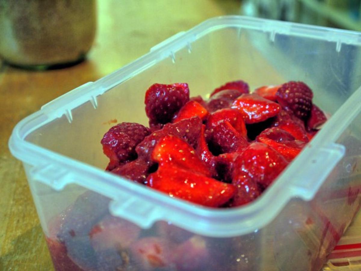 Kokoswaffeln mit marinierten Erdbeeren und Sahne - Rezept - Bild Nr. 4