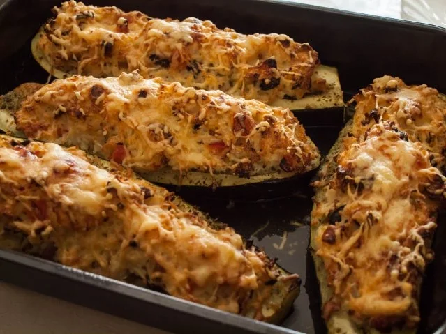 Rezept: Gefüllte Zucchini mit Schafskäse Gefüllte Zucchini mit Schafskäse - Rezept