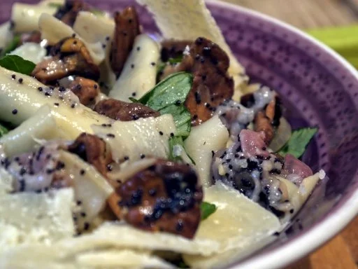 Rezept: Bandnudelsalat mit Pfifferlingen und Mohn Bandnudelsalat mit Pfifferlingen und Mohn - Rezept