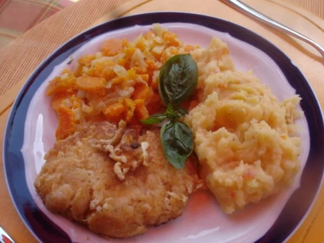 Rezept: Hähnchenbrustfiletschnitzel mit pikanten Kartoffelstampf und Möhrenblütengemüse Hähnchenbrustfiletschnitzel mit pikanten Kartoffelstampf und Möhrenblütengemüse - Rezept