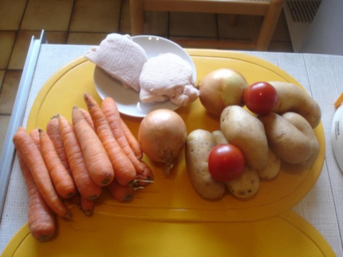 Hähnchenbrustfiletschnitzel mit pikanten Kartoffelstampf und Möhrenblütengemüse - Rezept - Bild Nr. 2