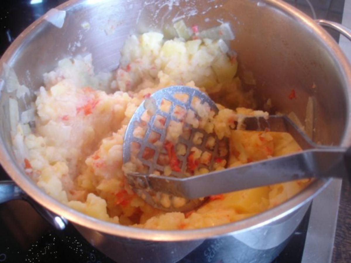 Hähnchenbrustfiletschnitzel mit pikanten Kartoffelstampf und Möhrenblütengemüse - Rezept - Bild Nr. 10