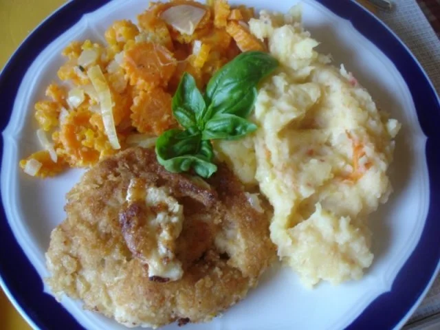 Rezept: Hähnchenbrustfiletschnitzel mit pikanten Kartoffelstampf und Möhrenblütengemüse Bild Nr. 13 Hähnchenbrustfiletschnitzel mit pikanten Kartoffelstampf und Möhrenblütengemüse - Rezept - Bild Nr. 13