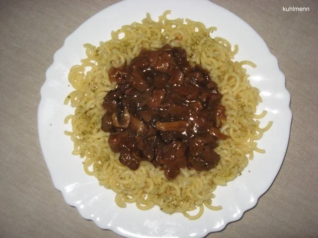Rindergulasch mit Waldpilzen - Rezept