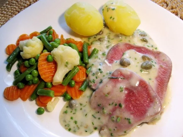 Rezept: Rinderzunge mit Kapern-Schnittlauch-Soße Rinderzunge mit Kapern-Schnittlauch-Soße - Rezept