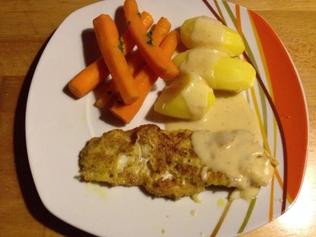 Kabeljau in Pistazienpanade mit Senfsoße und Beilagen - Rezept