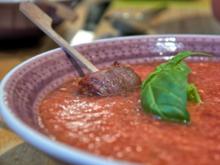 Gazpacho mit Datteln im Speckmantel - Rezept