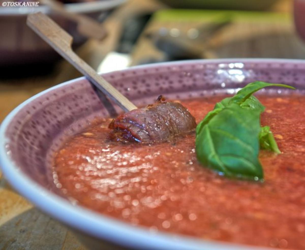 Bilder für Gazpacho mit Datteln im Speckmantel - Rezept