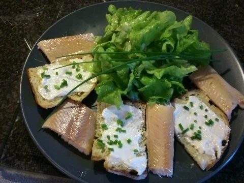 Geräuchertes Forellenfilet mit Blattsalat und Merrettich-Knusper-Brot - Rezept - Bild Nr. 5