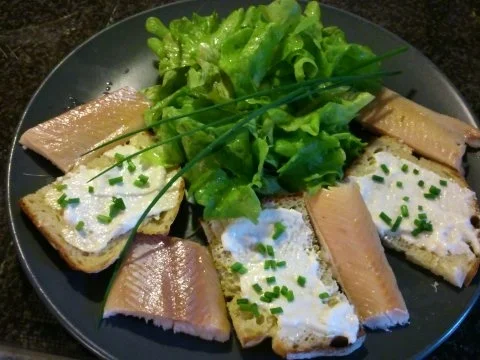 Geräuchertes Forellenfilet mit Blattsalat und Merrettich-Knusper-Brot - Rezept - Bild Nr. 3