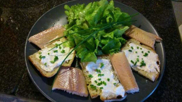 Geräuchertes Forellenfilet mit Blattsalat und Merrettich-Knusper-Brot ...