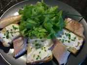 Rezept: Gerรคuchertes Forellenfilet mit Blattsalat und Merrettich-Knusper-Brot Gerรคuchertes Forellenfilet mit Blattsalat und Merrettich-Knusper-Brot - Rezept