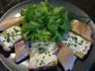 Geräuchertes Forellenfilet mit Blattsalat und Merrettich-Knusper-Brot - Rezept