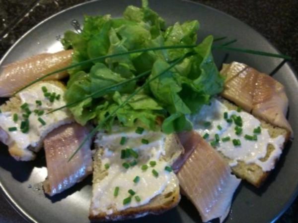 Geräuchertes Forellenfilet mit Blattsalat und Meerrettich-Knusper-Brot