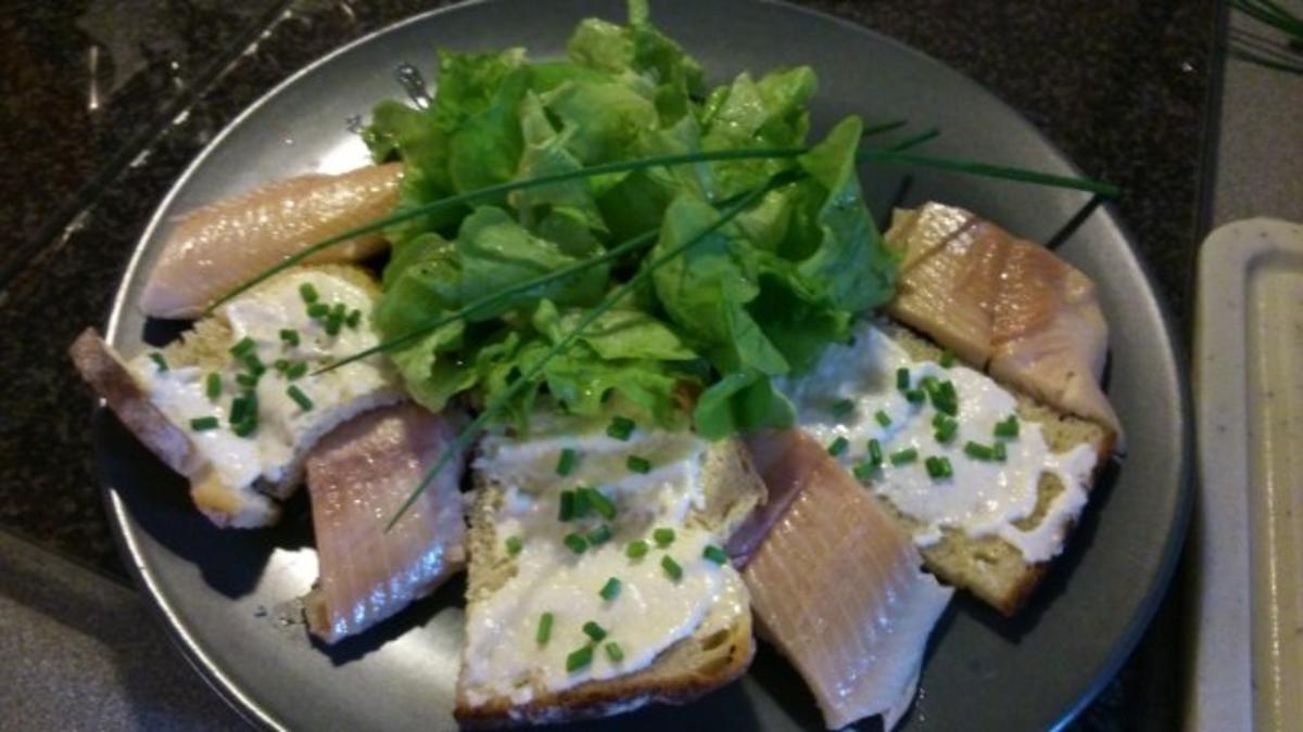 Bilder für Geräuchertes Forellenfilet mit Blattsalat und Merrettich-Knusper-Brot - Rezept