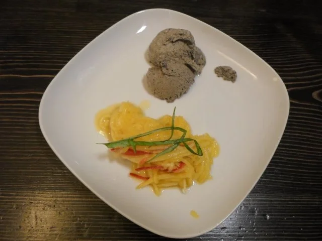 Schwarzes Sesameis auf warmem Mango-Chili-Salat - Rezept