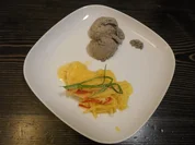 Schwarzes Sesameis auf warmem Mango-Chili-Salat - Rezept
