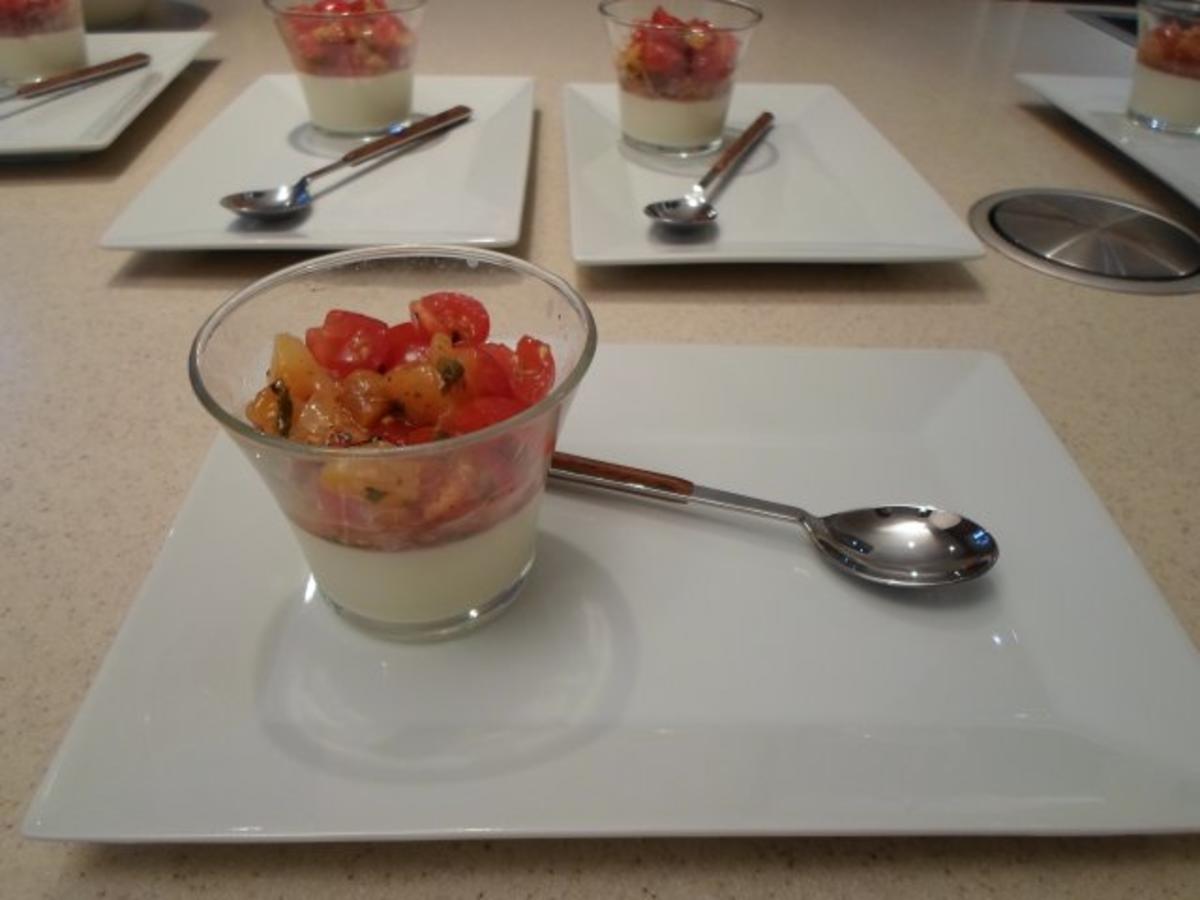 Knoblauch-Panna-Cotta mit Tomaten-Aprikosen-Confit